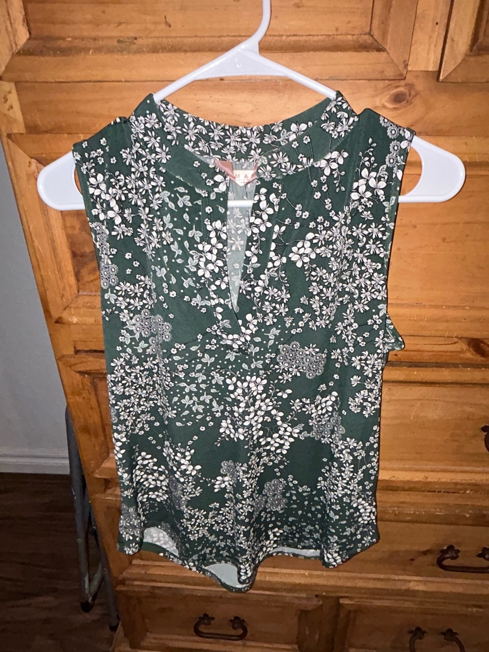 Sleeveless Green Floral Keyhole Top - Unbranded